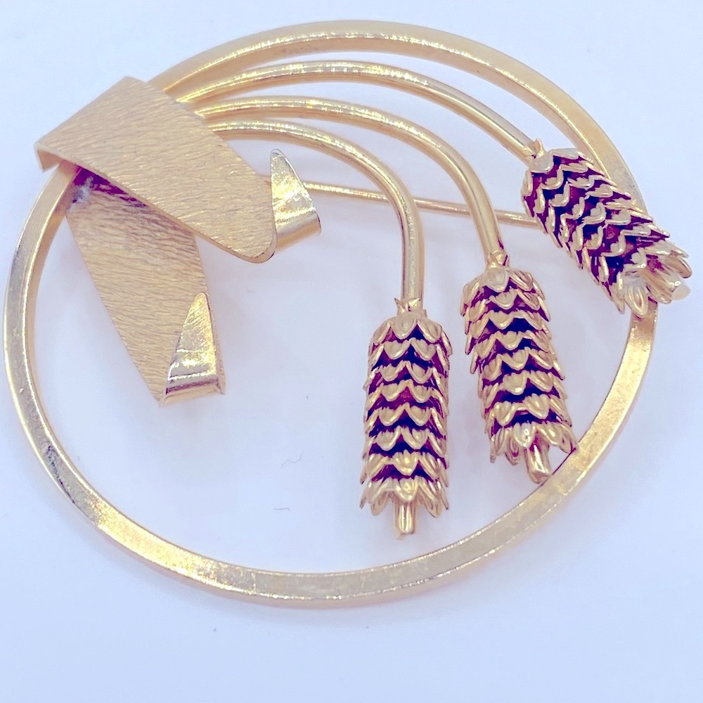 Vintage Gold Tone Brooch/Pin  With Floral And Leaf Design 1 3/4” Diameter - Picture 4 of 5